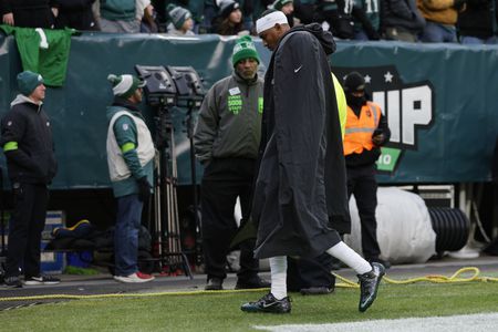 Eagles star WR wears walking boot, crutches after horrible loss to Cardinals